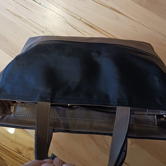 Elegant Two-Tone Leather Handbag - Picture 12 of 15